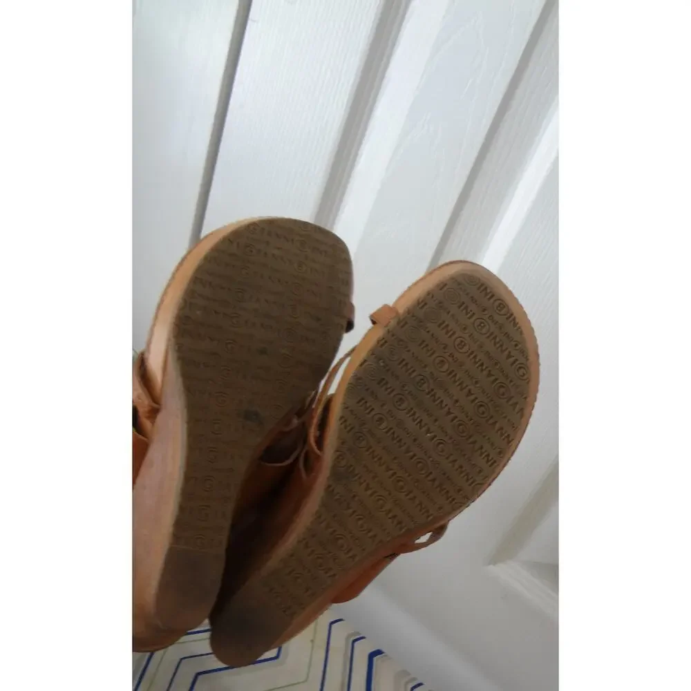 Vintage Y2K Gianni Bini Isabel 8.5 Tan Studded Wedge Sandals Toe Loop Slip On
